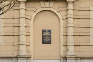 Pamětní deska obětem dubnového náletu v Plzni-Doubravce 