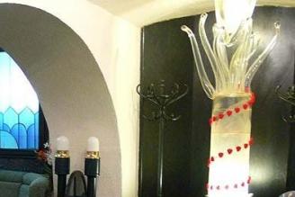 Dekorativní světelná stéla ve vinárně Sklep v Chebu