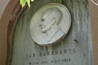 Portrétní reliéf na hrobě Jana Baumgärtla v Rokycanech