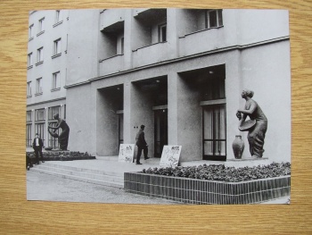 Pohostinství – dvojice soch před bývalým hotelem Ohře v Sokolově