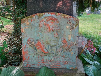 Deska s portrétem Karla Procházky na jeho hrobu