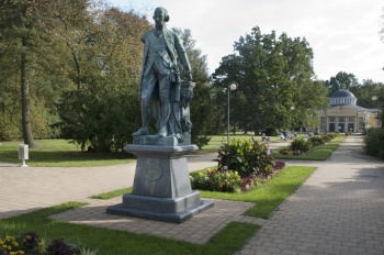 Pomník Josefa II.,  původně v Chebu, dnes ve Františkových Lázních