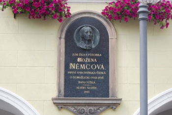 Pamětní deska Boženy Němcové s portrétním medailonem v Domažlicích