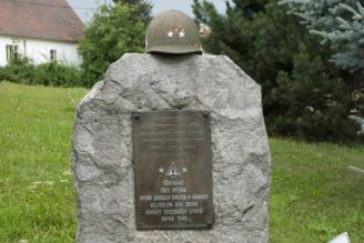Kocourek, Pomník americké armádě, náves Dýšina
