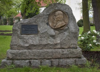 Pomník Jana Amose Komenského v Nezvěsticích