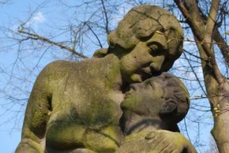 Sousoší matky se synem na náhrobku rodiny Rybičkovy na hřbitově v Týně nad Vltavou