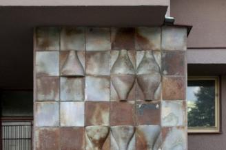 Dva keramické reliéfy na domě v Plzni na Borech