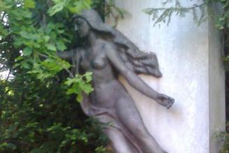 Alegorická figura dívky ve Františkových Lázních