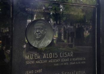 Náhrobek MUDr. Aloise Císaře s portrétním medailonem na Městském hřbitově u sv. Jakuba v Klatovech