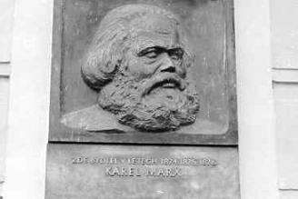Pamětní deska Karla Marxe v Karlových Varech na domě, kde pobýval