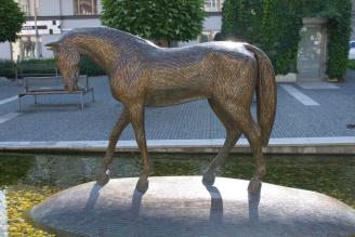 Koně pro kaskádu na náměstí v Praze - Dejvicích