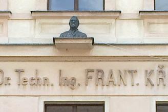 Busta Františka Křižíka v průčelí základní školy v Plánici