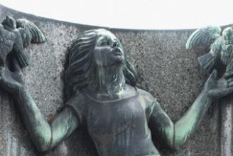 Alegorická figura ženy se dvěma ptáčky na hrobě rodiny Beranovy ve Strakonicích